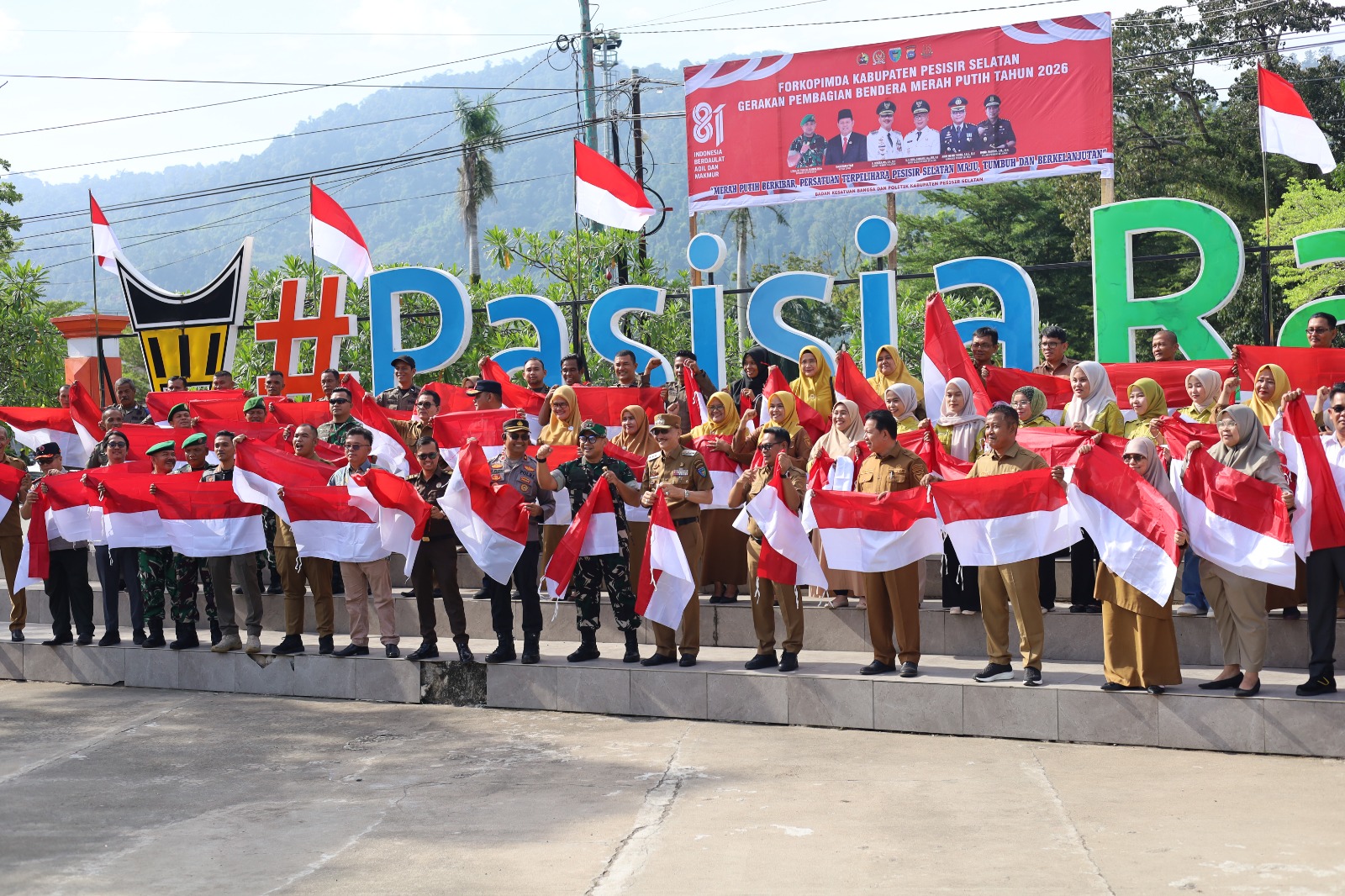 BADAN KESBANGPOL PESSEL BAGIKAN BENDERA MERAH PUTIH MENJELANG HUT RI KE 81