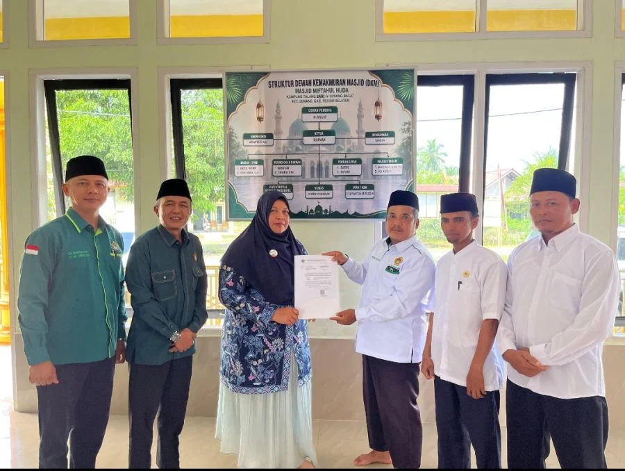 KESBANGPOL KAB. PESSEL SERAHKAN SURAT KETERANGAN TERDAFTAR (SKT) KEPADA DPD LDII KAB. PESSEL