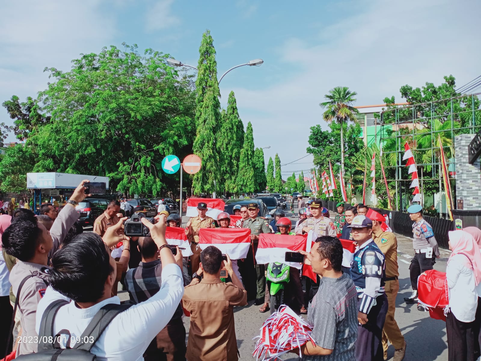 BADAN KESBANGPOL PESSEL BAGIKAN BENDERA MERAH PUTIH MENJELANG HUT RI KE 78