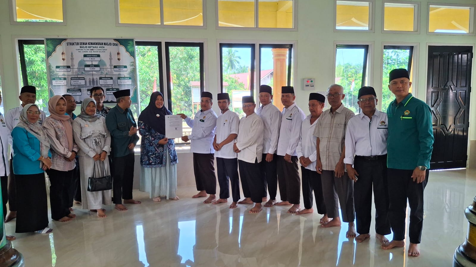 Kesbangpol Pessel Serahkan SKT kepada DPD LDII, Perkuat Sinergi Pemerintah dan Ormas